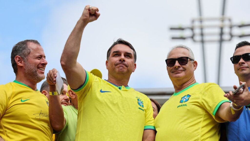 Flávio Bolsonaro Lidera Intenções de Voto no Espírito Santo com 41,5% Flávio Bolsonaro Lidera Intenções de Voto no Espírito Santo com 41,5%