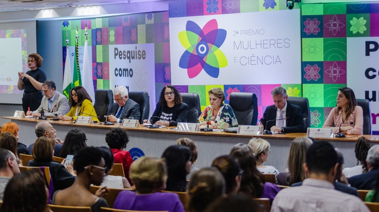 Prêmio Mulheres e Ciência: Reconhecimento à Contribuição Feminina na Pesquisa Científica Prêmio Mulheres e Ciência: Reconhecimento à Contribuição Feminina na Pesquisa Científica