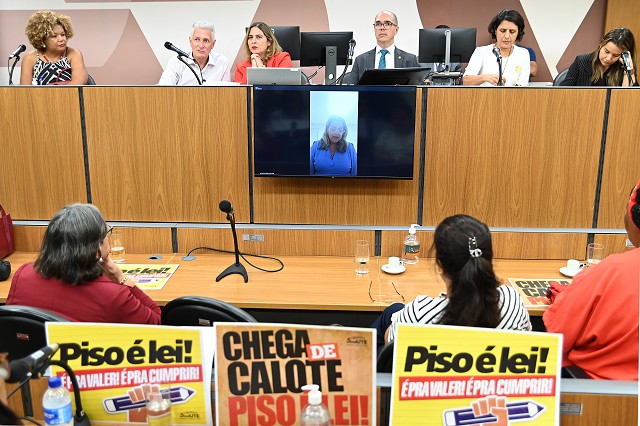 Audiência Pública Cobra Punições por Descumprimento do Piso Salarial dos Professores em Minas Gerais Audiência Pública Cobra Punições por Descumprimento do Piso Salarial dos Professores em Minas Gerais