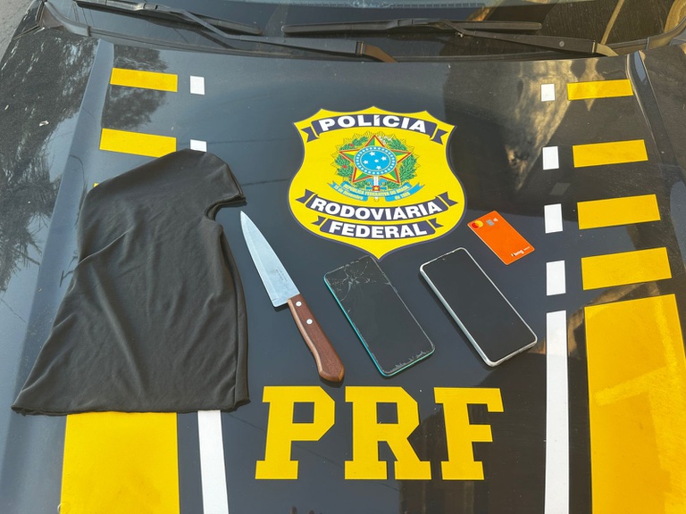 Dupla é presa após roubo de celular em Carmópolis de Minas com intervenção da PRF Dupla é presa após roubo de celular em Carmópolis de Minas com intervenção da PRF