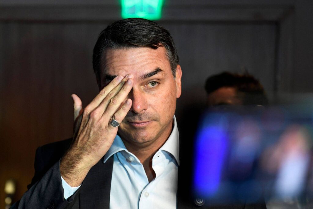 Flávio Bolsonaro Afirma que Moraes Desequilibrará Eleições de 2026 a Partir do STF Flávio Bolsonaro Afirma que Moraes Desequilibrará Eleições de 2026 a Partir do STF