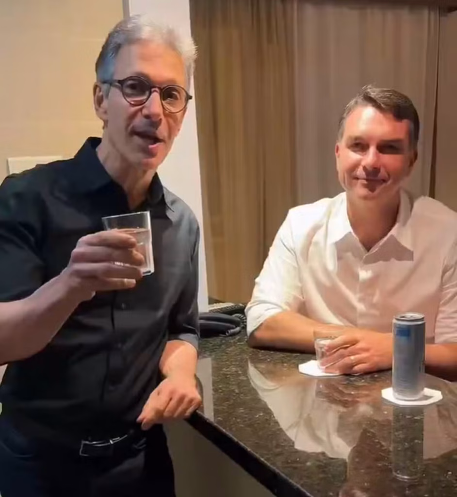 Flávio e Zema Brincam em Vídeo sobre Aliança para Eleições 2024 Flávio e Zema Brincam em Vídeo sobre Aliança para Eleições 2024