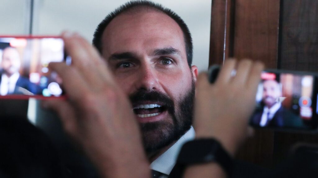 Ministro André Mendonça Suspende Julgamento de Eduardo Bolsonaro por Difamação Ministro André Mendonça Suspende Julgamento de Eduardo Bolsonaro por Difamação