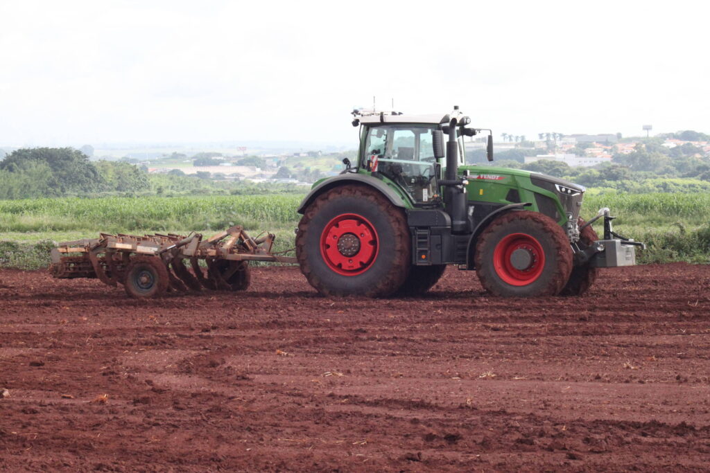 O Futuro da Agricultura: Tratores Autônomos Trabalhando a Distância