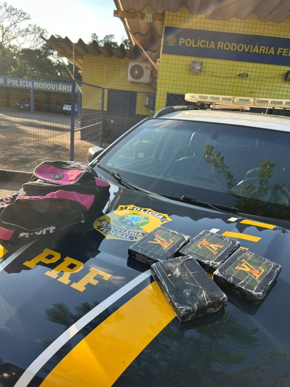 PRF Apreende 4,2 Kg de Cloridrato de Cocaína em Ônibus na BR-365 PRF Apreende 4,2 Kg de Cloridrato de Cocaína em Ônibus na BR-365