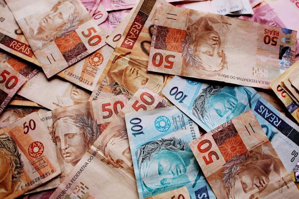 Soluções para a Economia Brasileira: Um Estudo do CDPP Soluções para a Economia Brasileira: Um Estudo do CDPP