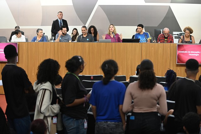 Teófilo Otoni: Comunidade Escolar Solicita Mais Vagas no Ensino Médio em Meio Período Teófilo Otoni: Comunidade Escolar Solicita Mais Vagas no Ensino Médio em Meio Período