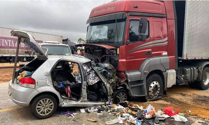 Tragédia na BR-251: Seis Membros de uma Família Morrem em Acidente em Minas Gerais Tragédia na BR-251: Seis Membros de uma Família Morrem em Acidente em Minas Gerais