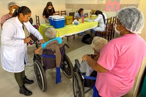 Vacinação Intensificada: Idosos Recebem Vacina Contra Influenza em Vitória da Conquista Vacinação Intensificada: Idosos Recebem Vacina Contra Influenza em Vitória da Conquista