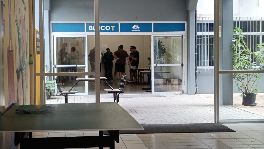 Violência em Evento de Tecnologia: Palestrante Ataca Participante em SC Violência em Evento de Tecnologia: Palestrante Ataca Participante em SC
