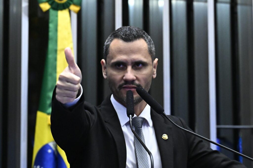 Cleitinho aguarda sinal espiritual para decidir sobre candidatura em MG