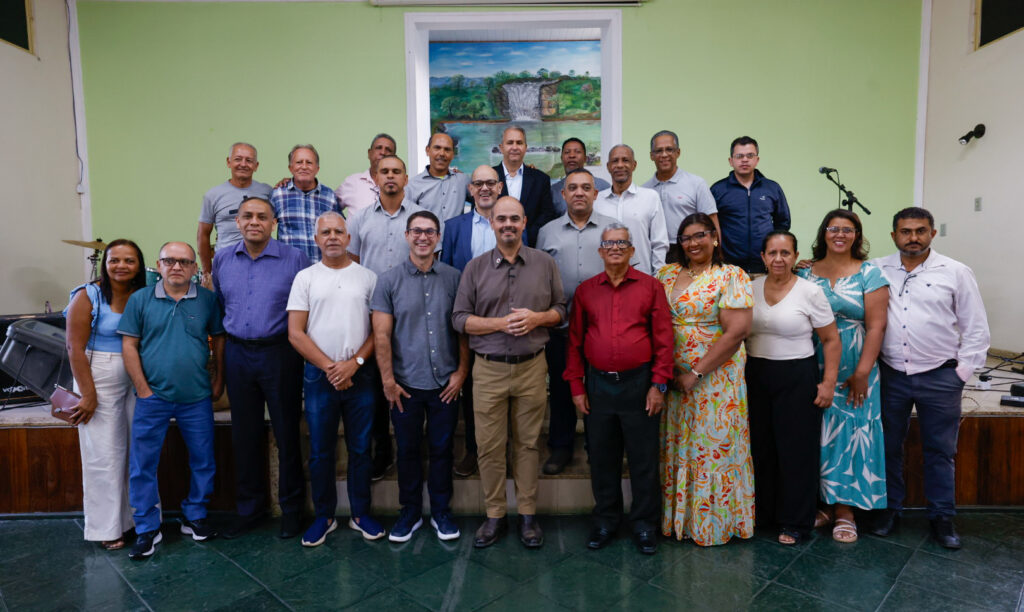 Governador de Minas Gerais Dialoga com Líderes Evangélicos em Ponte Nova