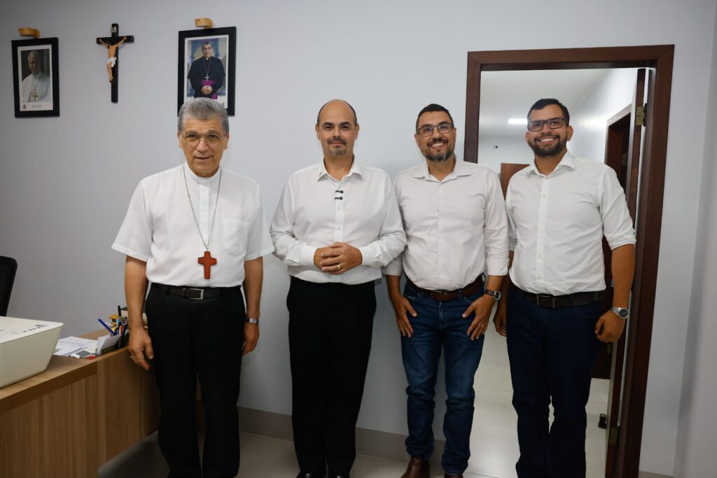 Governador de Minas Gerais Fortalece Laços com Lideranças Religiosas em Paracatu Governador de Minas Gerais Fortalece Laços com Lideranças Religiosas em Paracatu