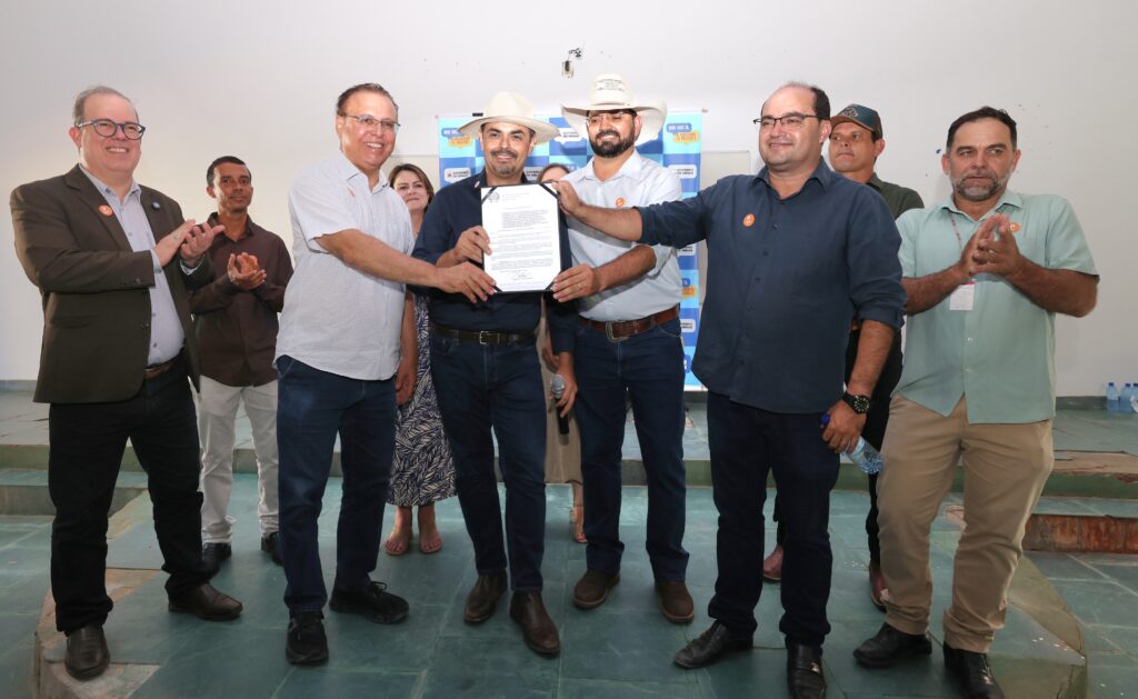 Governo de Minas entrega máquinas de costura e impulsiona o projeto Trajeto Moda Governo de Minas entrega máquinas de costura e impulsiona o projeto Trajeto Moda