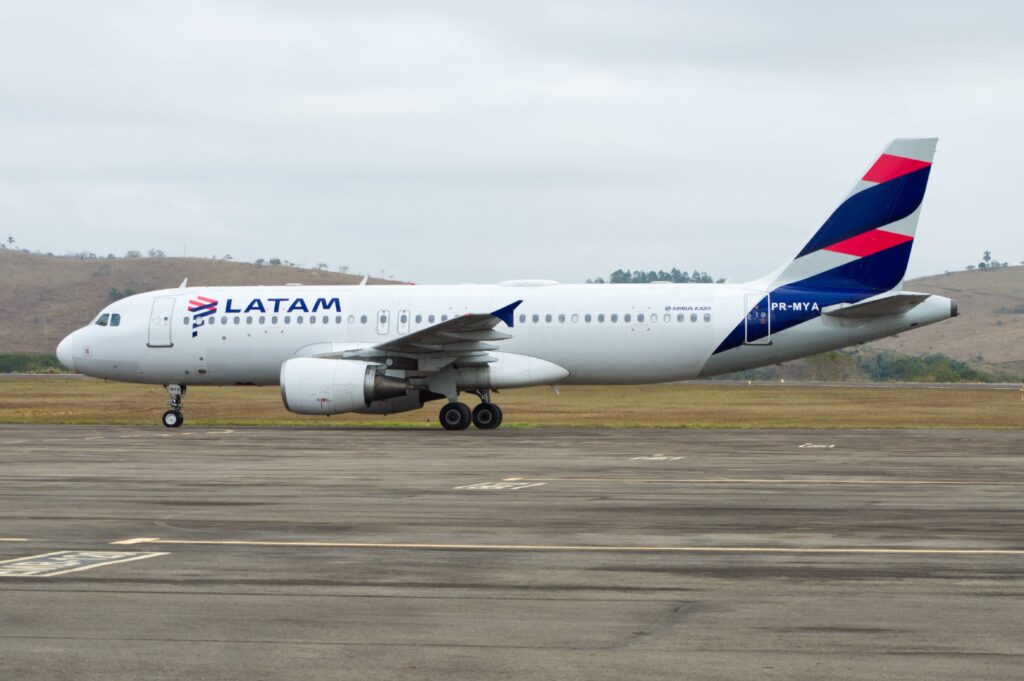 Latam reduz voos no Brasil e estima perdas de até US$ 700 milhões com aumento nos combustíveis Latam reduz voos no Brasil e estima perdas de até US$ 700 milhões com aumento nos combustíveis