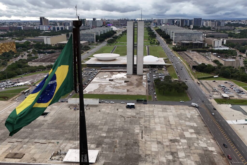 Renda Média no DF: Superior ao Dobro da de 14 Estados Brasileiros em 2025 Renda Média no DF: Superior ao Dobro da de 14 Estados Brasileiros em 2025