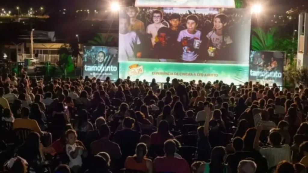 Cinema gratuito em Uberlândia reúne famílias para sessão ao ar livre