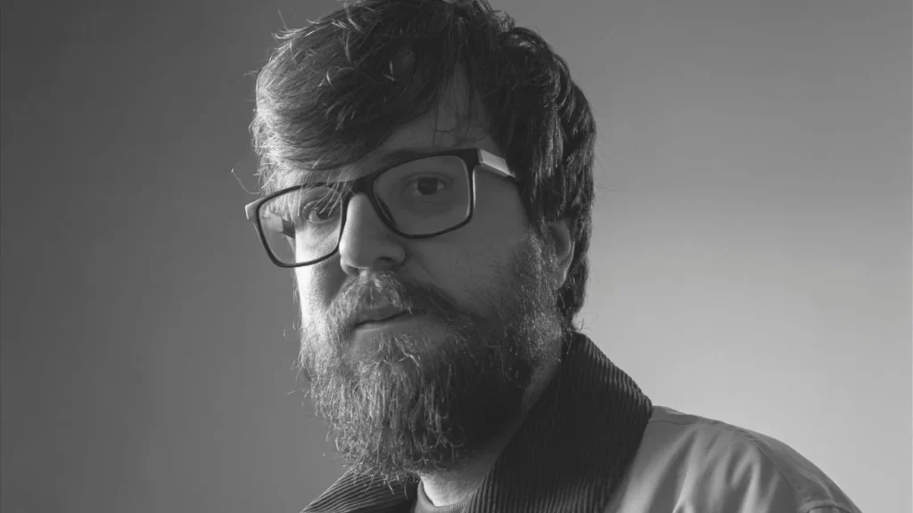 Bruno Inácio lança nova edição de livro que explora o silêncio em Uberlândia