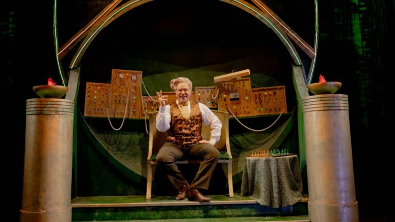 Tiago Abravanel Brilha como O Mágico de Oz em Temporada Especial de ‘Wicked’ Imagem do artigo