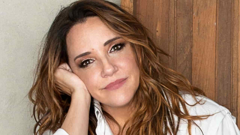 Ana Carolina Enfrenta Vaias em Feira de Santana: Entenda a Polêmica Ana Carolina Enfrenta Vaias em Feira de Santana: Entenda a Polêmica