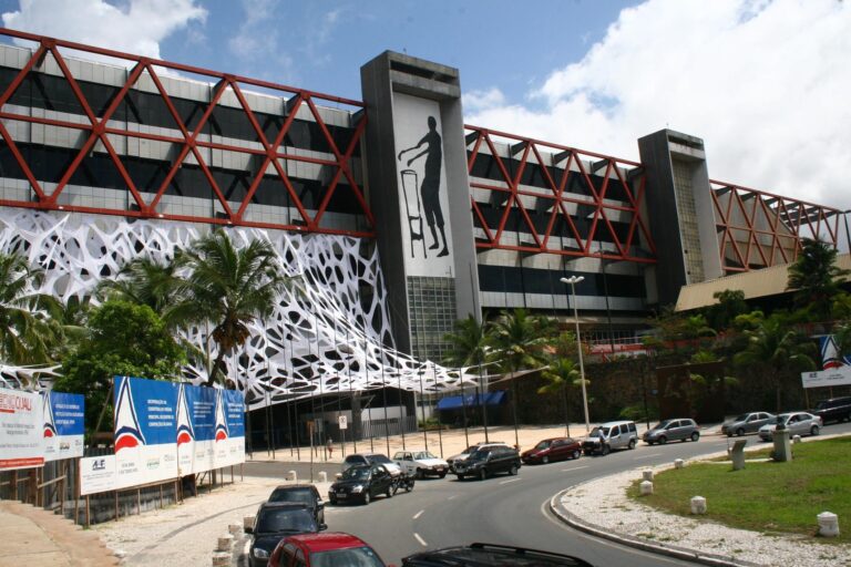 Conflito entre Prefeitura e Governo da Bahia Complica Futuro do Centro de Convenções Conflito entre Prefeitura e Governo da Bahia Complica Futuro do Centro de Convenções