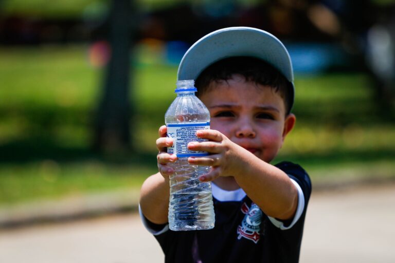 Desidratação no Calor: Como Reconhecer e Proteger Crianças e Idosos