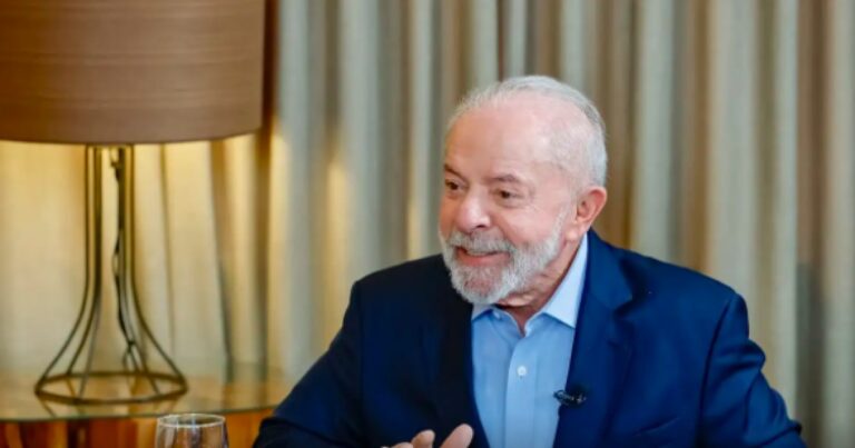 Lula Propõe Fim da Escala 6×1 e Celebra Vitória Contra Tarifas de Trump Lula Propõe Fim da Escala 6x1 e Celebra Vitória Contra Tarifas de Trump