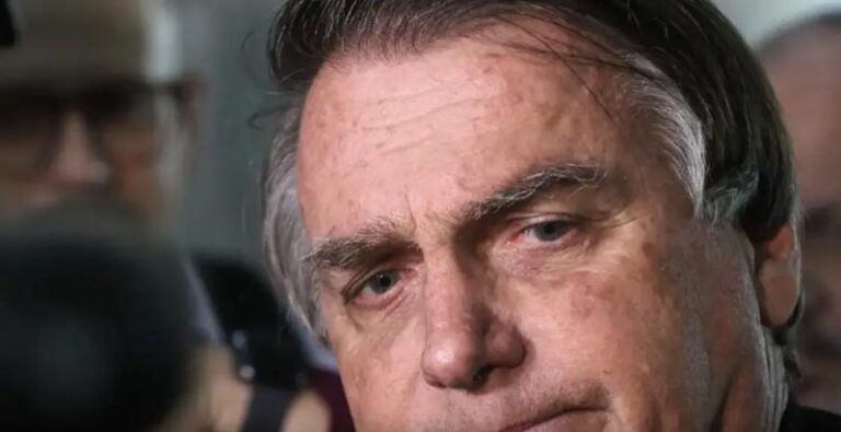 Defesa de Bolsonaro Renova Pedido de Prisão Domiciliar Baseado em Saúde Defesa de Bolsonaro Renova Pedido de Prisão Domiciliar Baseado em Saúde