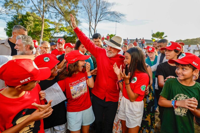Lula Anuncia Avanços na Reforma Agrária Durante Encontro do MST na Bahia Lula Anuncia Avanços na Reforma Agrária Durante Encontro do MST na Bahia