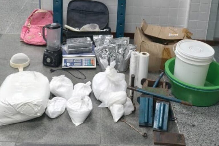 Polícia Militar Desmantela Laboratório de Drogas e Apreende 40 kg de Cocaína na Bahia Polícia Militar Desmantela Laboratório de Drogas e Apreende 40 kg de Cocaína na Bahia