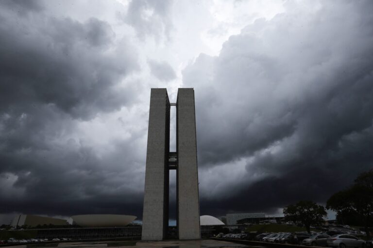 Revanche na Política Brasileira: Armadilhas e Desafios para o Futuro Revanche na Política Brasileira: Armadilhas e Desafios para o Futuro