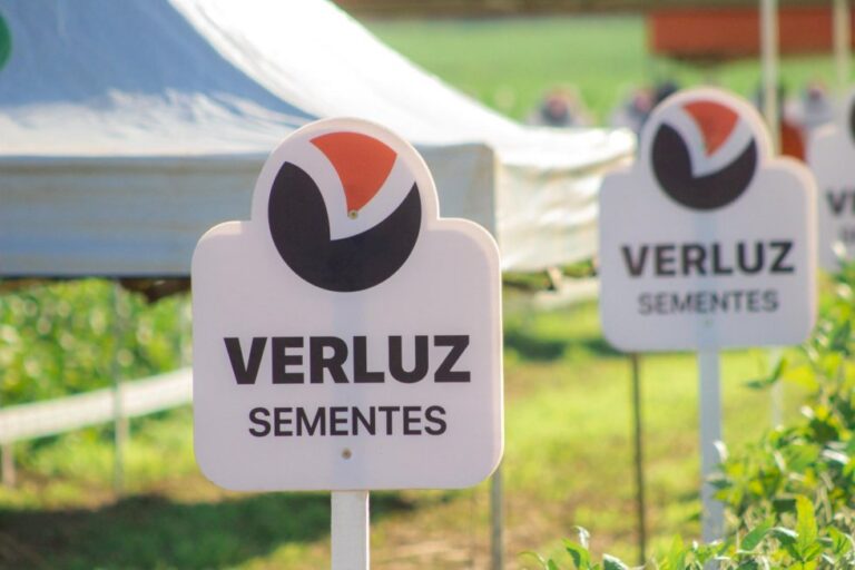 Sicredi Centro-Sul MS/BA Apresenta Palestra com Dr. Agro Marcos Fava no Dia de Campo em Bonito Sicredi Centro-Sul MS/BA Apresenta Palestra com Dr. Agro Marcos Fava no Dia de Campo em Bonito