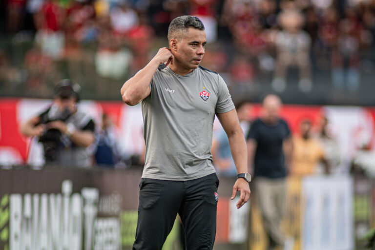 Técnico do Vitória Reflete sobre Chances Perdidas no Ba-Vi: ‘Falta de Capricho’ Técnico do Vitória Reflete sobre Chances Perdidas no Ba-Vi: 'Falta de Capricho'