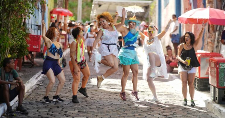 Banho de Mar à Fantasia 2026: Cortejo e Música Agitam Salvador Banho de Mar à Fantasia 2026: Cortejo e Música Agitam Salvador