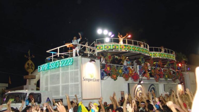 Bono, o Cantor de Rock que Viveu o Carnaval da Bahia aos 65 Anos Bono, o Cantor de Rock que Viveu o Carnaval da Bahia aos 65 Anos