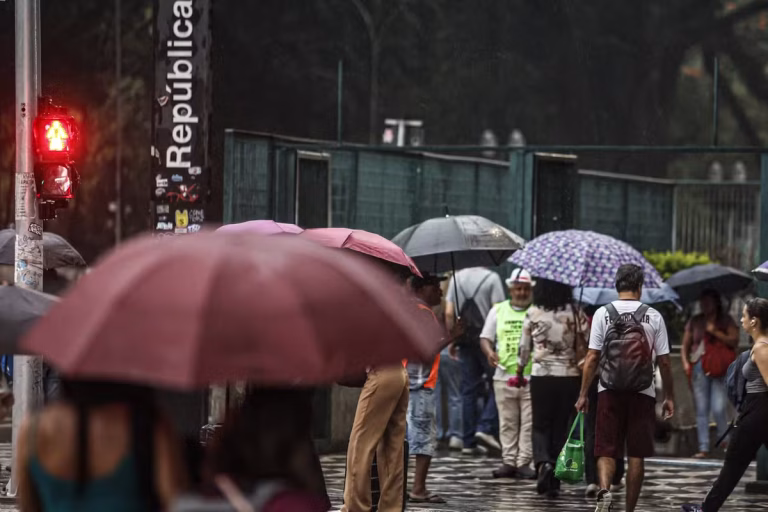 Chuva Intensa e Calor Elevado Atingem Grande Parte do Brasil