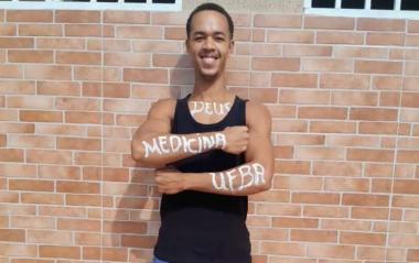 Da Escola Pública à Medicina: A Inspiração de Davi Rocha na UFBA Da Escola Pública à Medicina: A Inspiração de Davi Rocha na UFBA