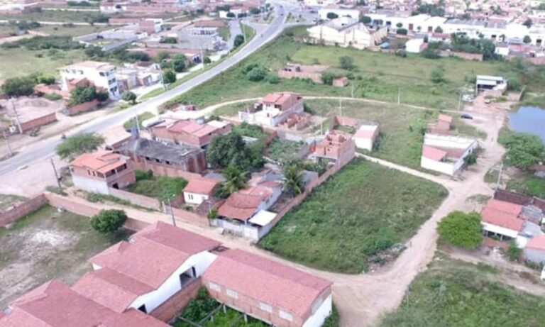 Homem é baleado e enforcado após suposta divulgação de fotos íntimas na Bahia Homem é baleado e enforcado após suposta divulgação de fotos íntimas na Bahia