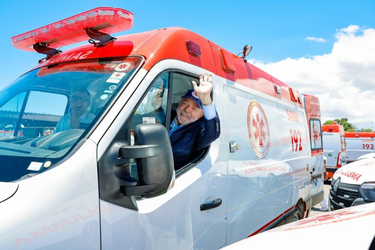 Lula Anuncia Investimento de R$ 345 Milhões em Saúde e Entrega Novas Ambulâncias na Bahia Lula Anuncia Investimento de R$ 345 Milhões em Saúde e Entrega Novas Ambulâncias na Bahia