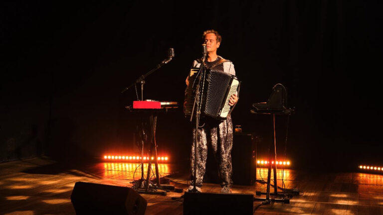 Marcelo Jeneci Encanta no Show ‘Solo’ em Salvador Marcelo Jeneci Encanta no Show 'Solo' em Salvador