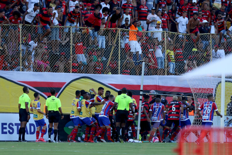 Ex-Bahia Revive Tensão do ‘Ba-Vi da Paz’ com Brigas e Expulsões Ex-Bahia Revive Tensão do 'Ba-Vi da Paz' com Brigas e Expulsões