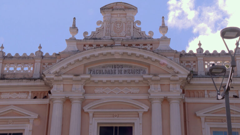 Explore a Arte e Cultura no Bem Bahia: Beatriz Milhazes e a Faculdade de Medicina da UFBA Explore a Arte e Cultura no Bem Bahia: Beatriz Milhazes e a Faculdade de Medicina da UFBA