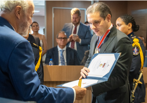 Hugo Motta Recebe Comenda Luís Eduardo Magalhães no TCM da Bahia Hugo Motta Recebe Comenda Luís Eduardo Magalhães no TCM da Bahia