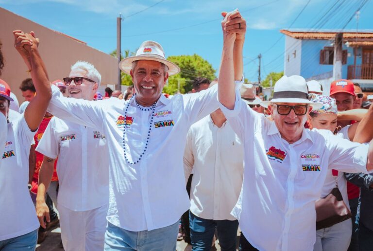 Lavagem de Arembepe: Jerônimo e Caetano lideram multidão em clima de disputa Lavagem de Arembepe: Jerônimo e Caetano lideram multidão em clima de disputa