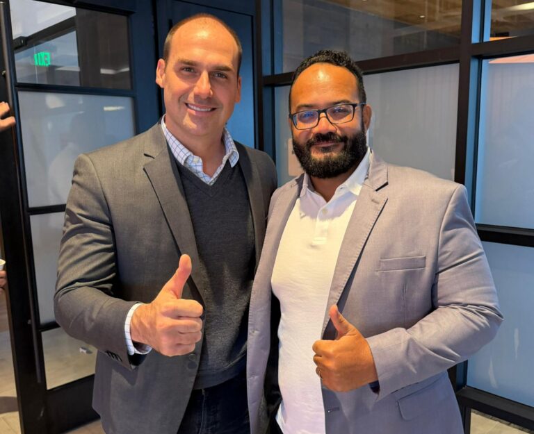 Leandro de Jesus e Eduardo Bolsonaro: Unindo Forças Contra o PT na Bahia Leandro de Jesus e Eduardo Bolsonaro: Unindo Forças Contra o PT na Bahia