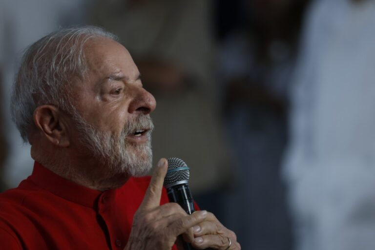 Lula Anuncia Recompra da Refinaria da Bahia e Defende Estoque Regulador de Combustíveis Lula Anuncia Recompra da Refinaria da Bahia e Defende Estoque Regulador de Combustíveis