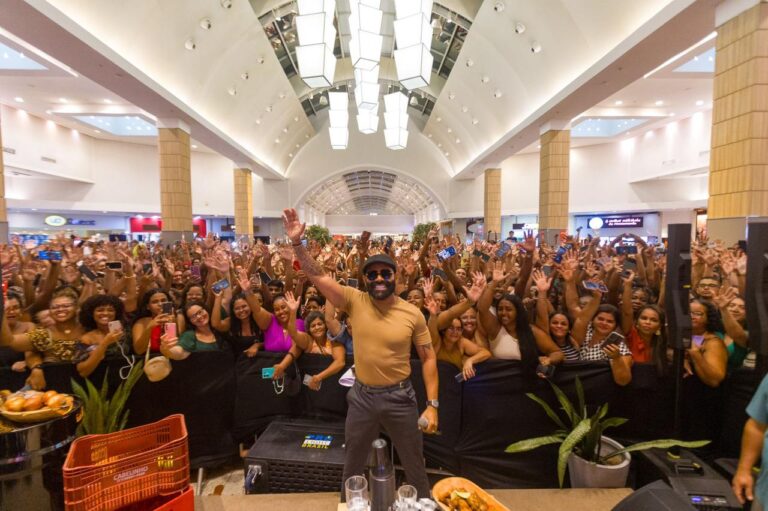 Pablo Agita Multidão em Show Gratuito no Shopping da Bahia Pablo Agita Multidão em Show Gratuito no Shopping da Bahia