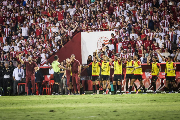 Roger Silva Faz História e Conquista Campeonato Pernambucano como Jogador e Treinador Roger Silva Faz História e Conquista Campeonato Pernambucano como Jogador e Treinador