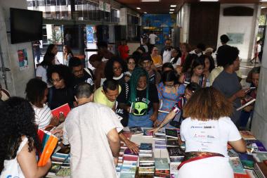 Troca de Livros por Alimento: Evento Literário Solidário na Biblioteca Central da Bahia Troca de Livros por Alimento: Evento Literário Solidário na Biblioteca Central da Bahia