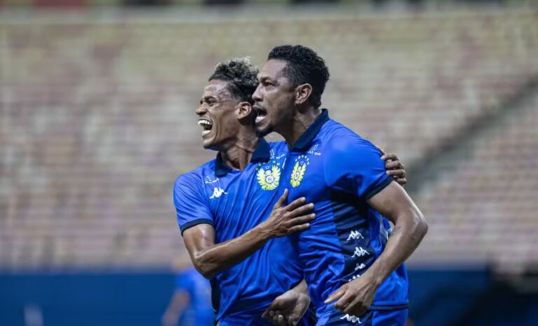 Ex-Bahia brilha aos 40 anos em goleada histórica de 7 a 0 Ex-Bahia brilha aos 40 anos em goleada histórica de 7 a 0